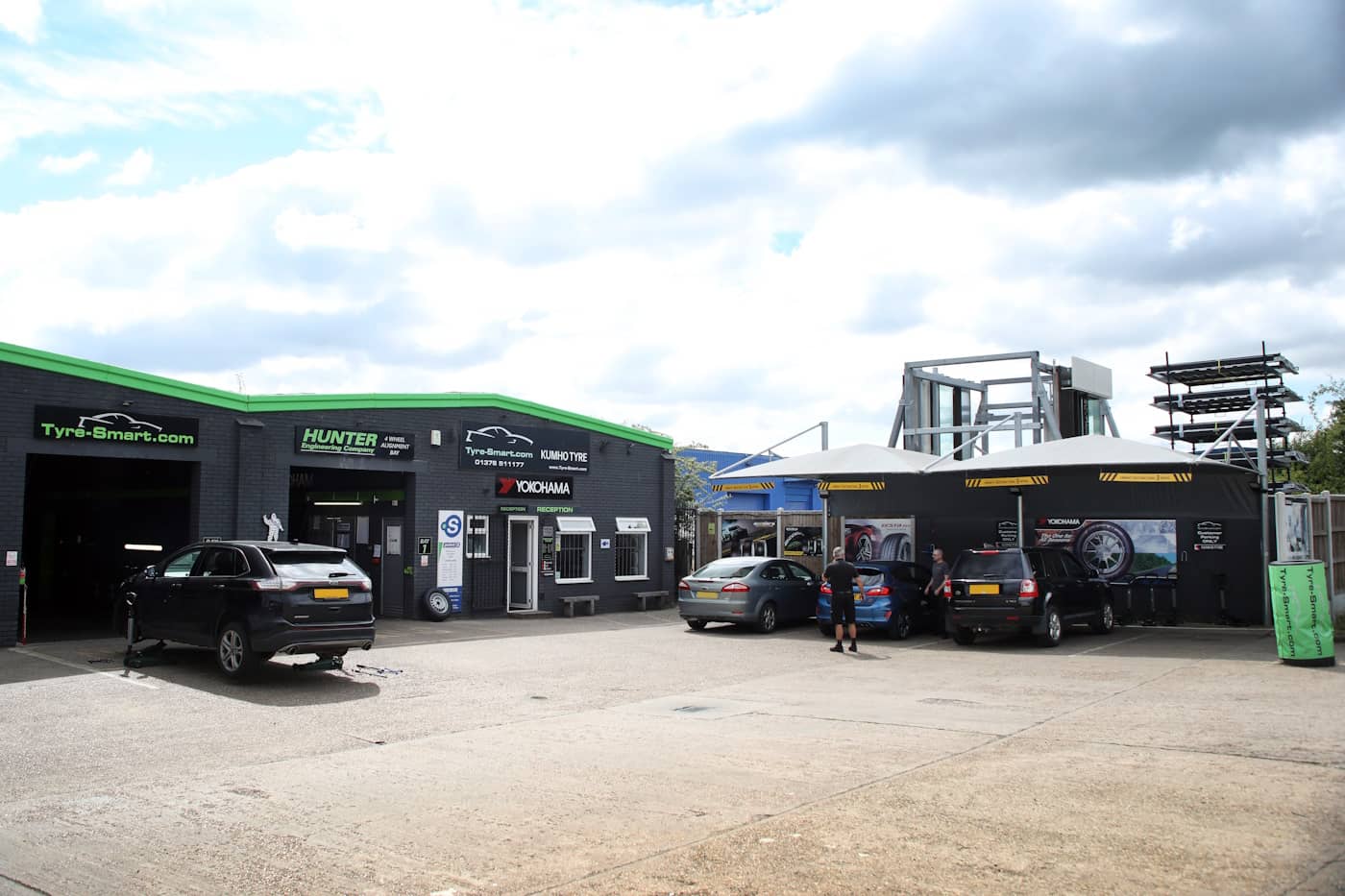 Tyre-Smart (Essex) Changing a car tyre